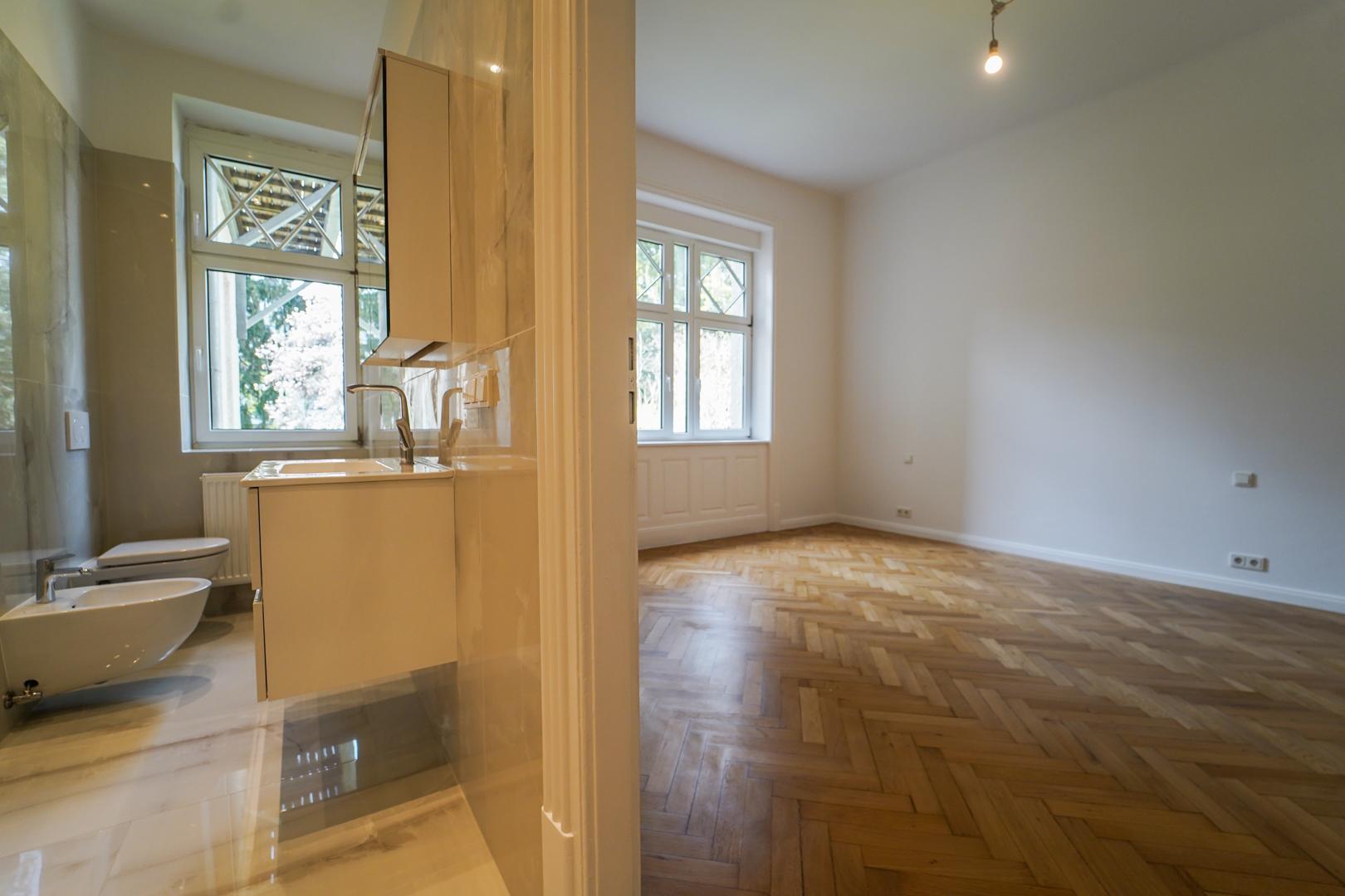 Badezimmer1 mit Durchgang zum Büro