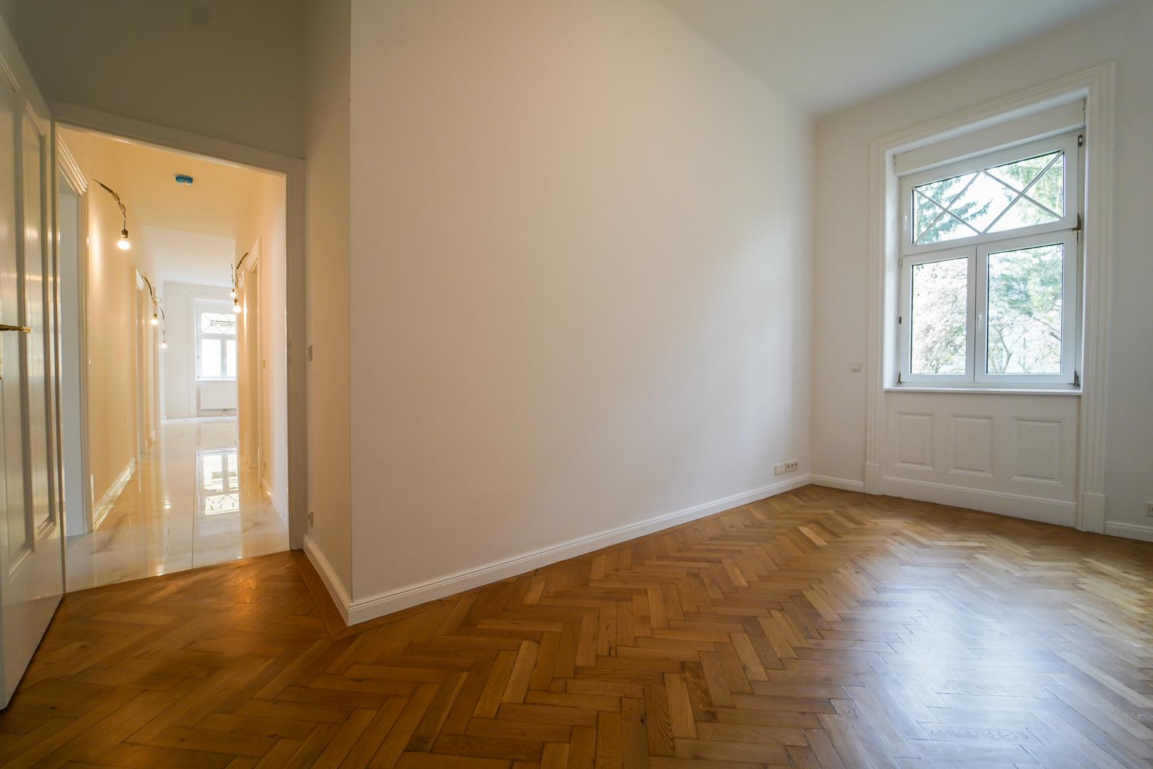 Büro mit Blick in Richtung Gang