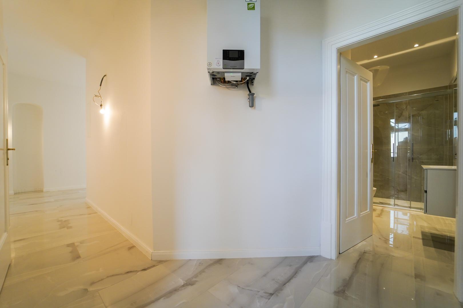 Gang mit Blick aufs Badezimmer 2 und Eingang