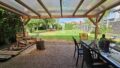 Überdachte Terrasse Ansicht in den Garten Richtung