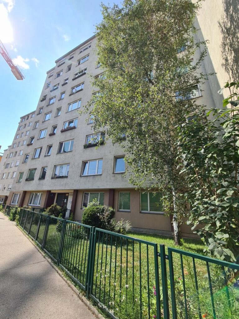 Hausansicht mit Vorgarten