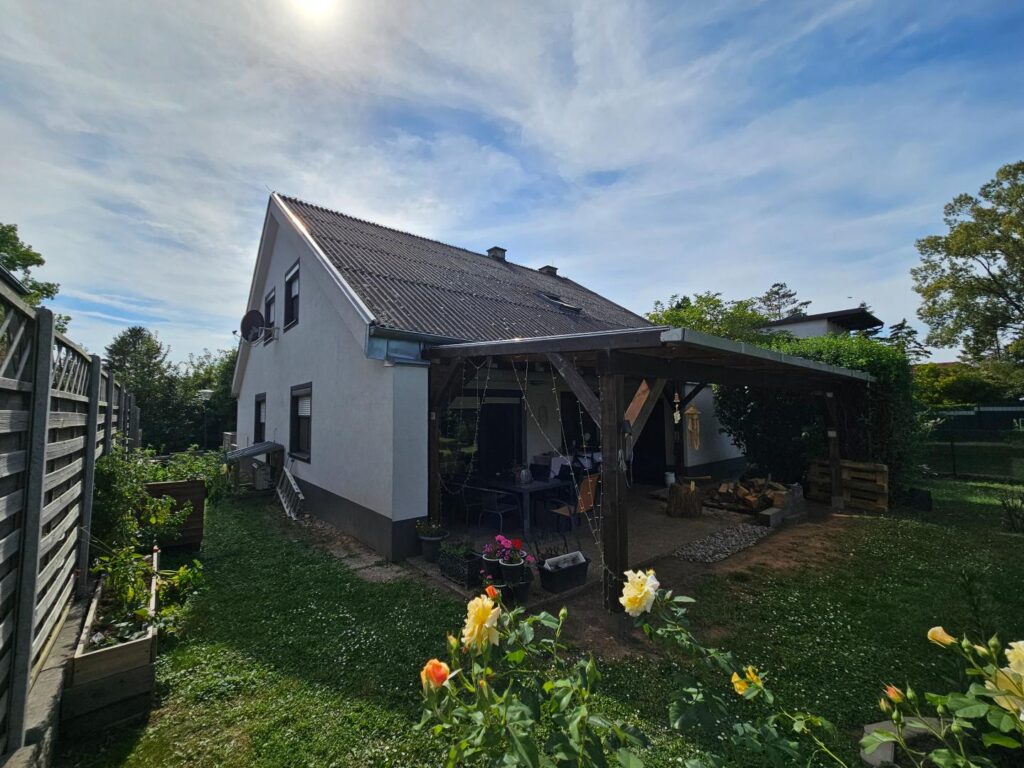 Ansicht auf Haus & Terrasse