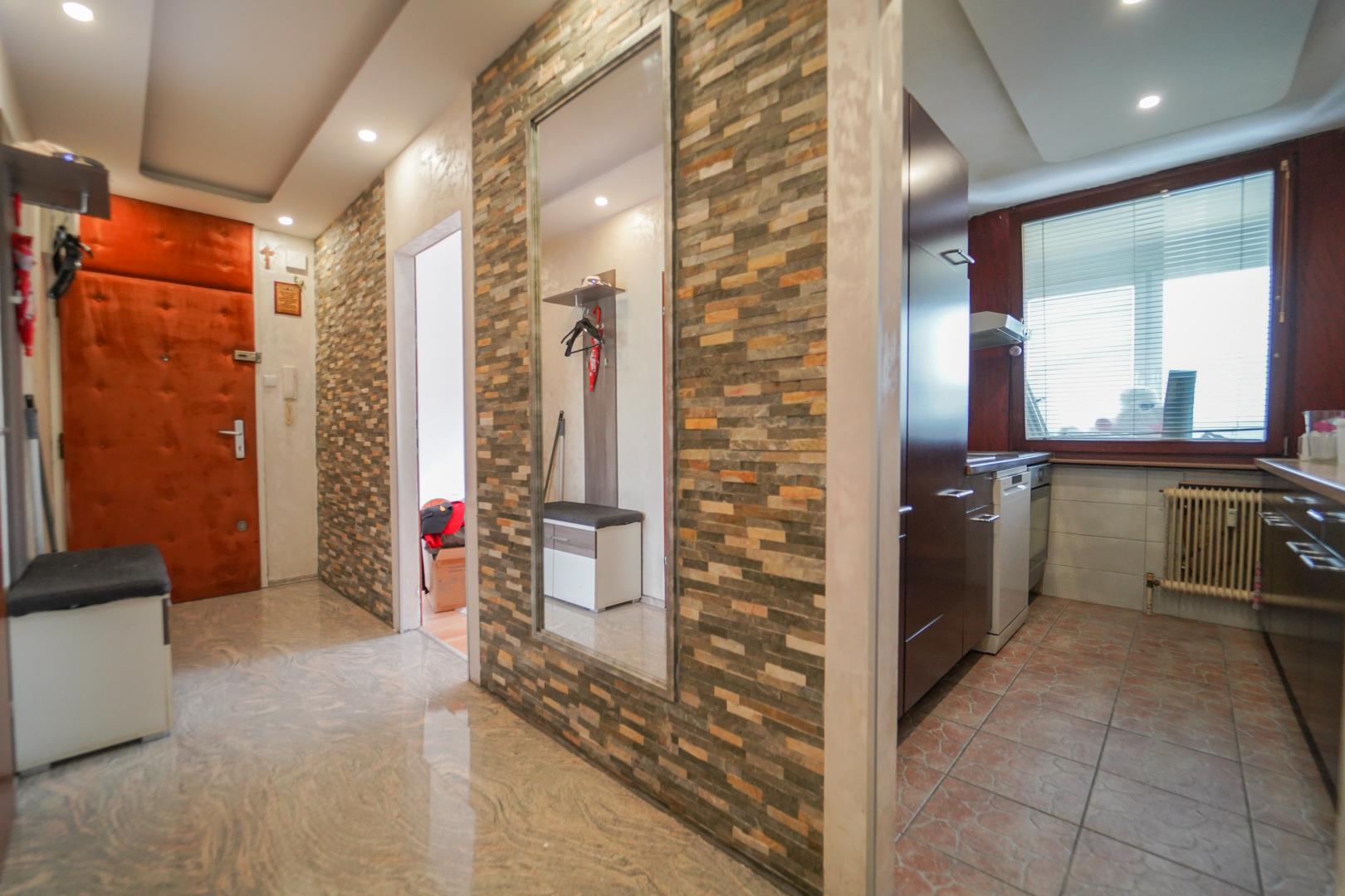 Vorraum in Richtung Küche + Zimmer 2