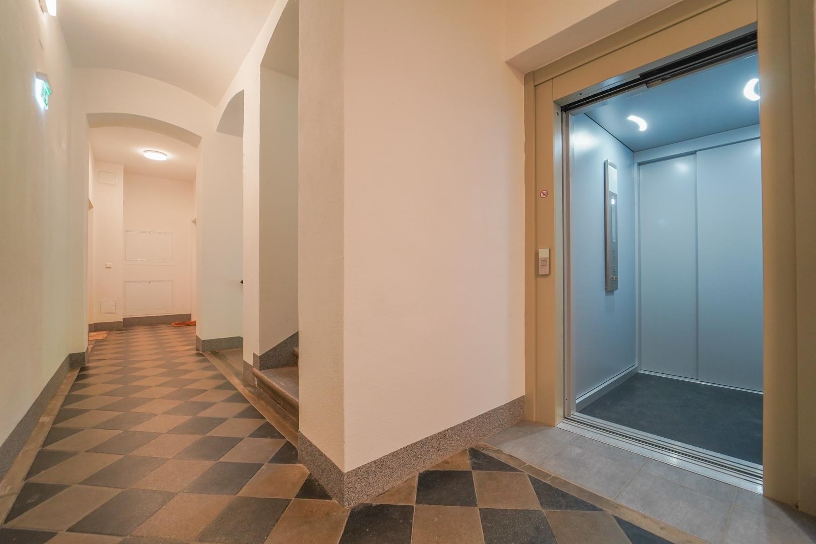 Stiegenhaus + Lift