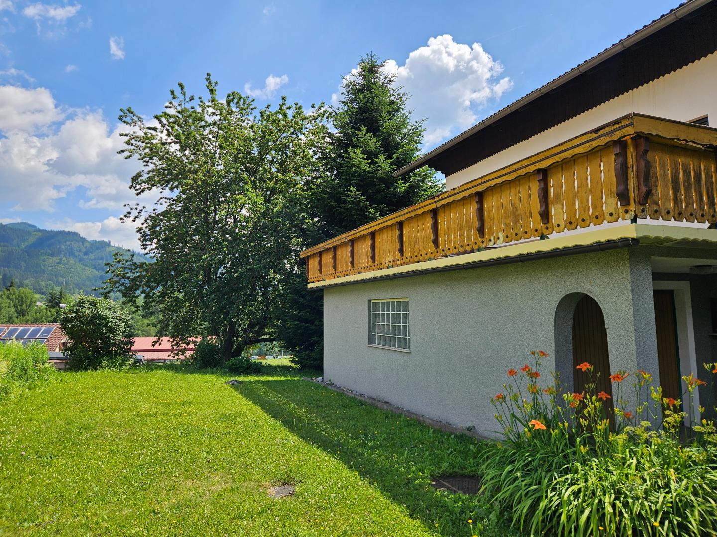 Hausansicht Straße Terrasse